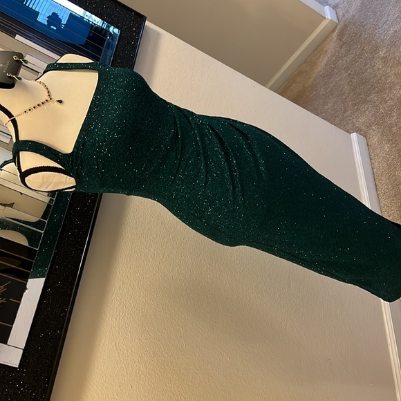 Hunter Green Sparkly Dress w/ split 👗 💚 Accessories Included!! - Picture 3 of 9